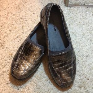 Metallic bronze patent gator loafers slip on 8M